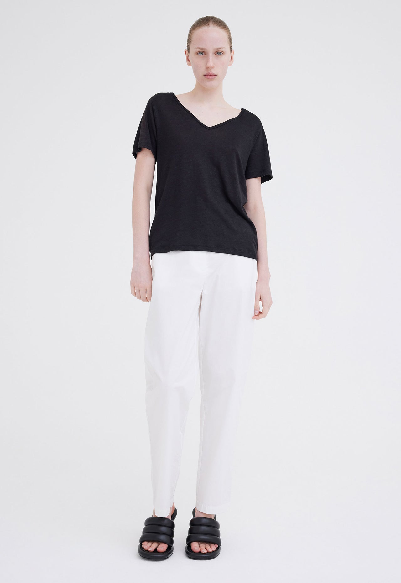 Andy Linen V-neck Tee - Black